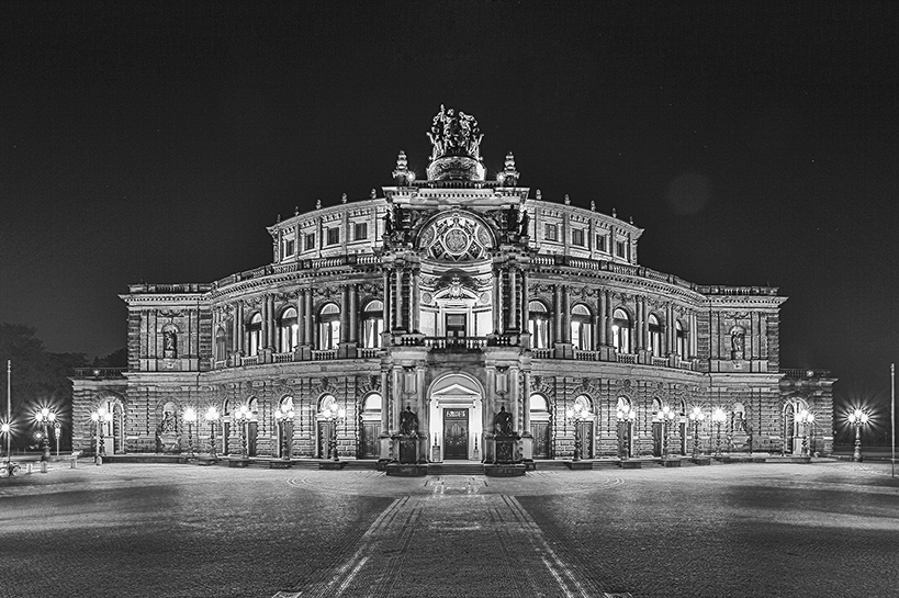 Semperoper in schwarz weiß